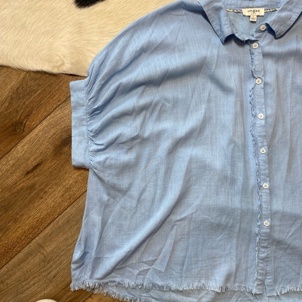 light blue Umgee button-down top with short sleeves and a frayed hem - Picture 4 of 8